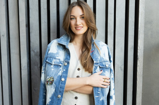 "Tā kā Latvijā nav pārāk daudz apmeklētāju ziņā īpaši lielu pasākumu – gadā vien pāris nozīmīgas konferences un dalībnieku skaits ir aptuveni divi tūkstoši –, fokusējamies uz ārvalstu tirgiem. Jau šobrīd strādājam visā Baltijas reģionā, kā arī Francijā, Spānijā un Rumānijā, plānojam savu produktu pārdot arī citviet Eiropā – Lielbritānijā, Vācijā un Austrijā, kā arī ASV, kur tiek rīkots milzum daudz vērienīgu pasākumu," stāsta uzņēmuma "The Crowd" līdzdibinātāja Luīze Dārta Sietiņa.