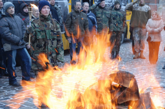 Rīgā Doma laukumā katru gadu janvārī tiek iedegts barikāžu piemiņas ugunskurs.
