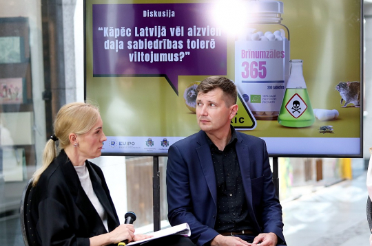 Veselības inspekcijas Farmācijas departamenta vadītājs Rihards Burmistris pretviltojumu kampaņas atklāšanas pasākumā pagājušā gada vasarā Rīgā.