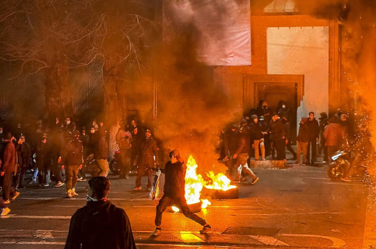 Protesti Irānā turpinās kopš pagājušā gada 28. decembra. Šajā laikā bojā gājuši vairāk nekā 500 cilvēku, paziņojuši cilvēktiesību aizstāvji.