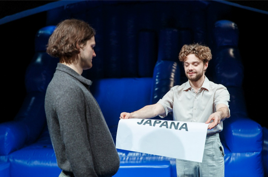 Kārlis Dzintars Zahovskis (no labās) pēc Andra Kalnozola romāna motīviem veidotajā Valmieras teātra izrādē "Kalendārs mani sauc".