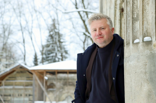 Dāvis Sīmanis: "Ja patiesi būtu izgudrotas kvalitatīvu dzīvi būtiski pagarinošas zāles, tās uzreiz noslāņotu sabiedrību. Bagātā elite dzīvotu ļoti ilgi, kamēr vairums to nevarētu atļauties."