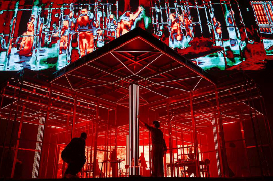 Skats no Dailes teātra visu laiku dārgākā iestudējuma – Lukaša Tvarkovska izrādes "Orākuls".