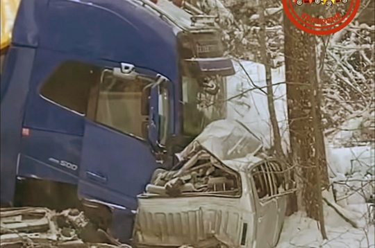 Pēc sadursmes ar kravas auto automašīna "Toyota Hilux" tika burtiski saplacināta un trīs vīrieši gāja bojā.