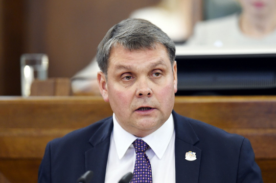 Preiļu novada domes priekšsēdētājs Aldis Adamovičs domā, ka kompromisus novads un ministrija atradīs, līdz Satversmes tiesai lieta nenonāks.