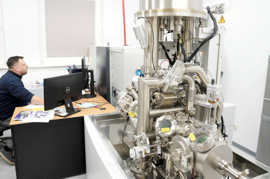 Latvijas Universitātes (LU) Cietvielu fizikas institūta projektu vadītājs Anatolijs Šarakovskis piedalās LU Cietvielu fizikas institūta rīkotajā mediju pasākumā, kurā demonstrē institūta tehnoloģijas un prototipus.