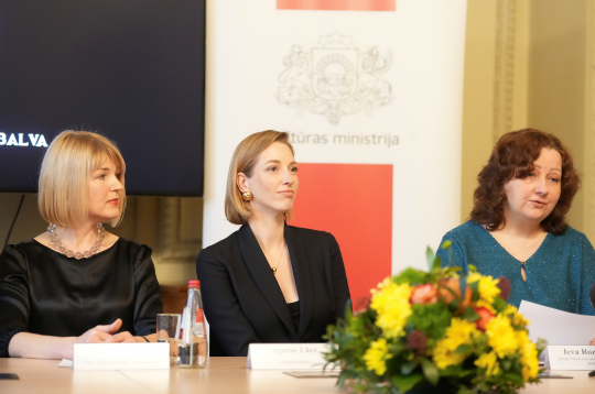 "Latvijas Koncerti" valdes locekle Zanda Strumpe (no kreisās), kultūras ministre Agnese Lāce un Jāzepa Vītola Latvijas Mūzikas akadēmijas docētāja Ieva Rozenbaha piedalās preses konferencē, kurā paziņo "Lielās mūzikas balvas" nominantus.