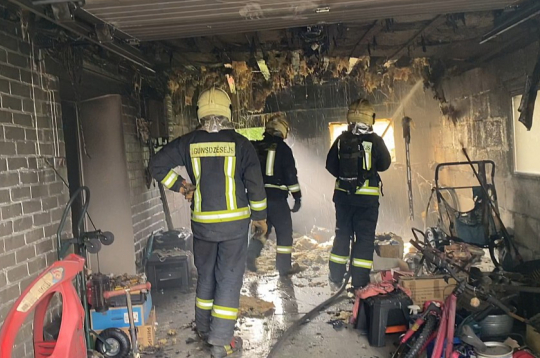 Redzami sadegušie griesti un konstrukcijas pēc bērnu elektromobiļa aizdegšanās.