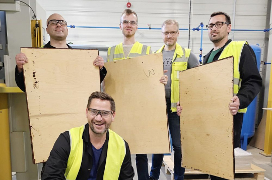 Viens no pagājušā gada novērtētajiem sasniegumiem – Koksnes ķīmijas institūta un "Latvijas Finiera" veikums. No finiera ražošanas blakusprodukta (bērza mizas) izstrādāta inovatīva tehnoloģija, kā ražot pilnībā dabisku saistvielu, ar ko pirmo reizi vēsturē bērza saplāksnim ir sasniegta 1. mitrumizturības klase. Pagājušā gada jūlijā autori raksta: "Saistviela sastāv no īpaša bērza tāss suberīnskābju un ligno ogļhidrātu maisījuma, kas pielāgots standarta saplākšņa ražošanas apstākļiem. Šis sasniegums ir īpaši nozīmīgs, jo: saistviela ir 100% dabiska; augsta mitrumizturība sasniegta reālā rūpniecisko saplākšņu presēšanas temperatūrā; viegli mērogojami presēšanas apstākļi; saistvielu ir iespējams uzklāt ar rūpniecisko klāšanas iekārtu; jau izgatavoti pirmie liela mēroga saplākšņa paraugi."