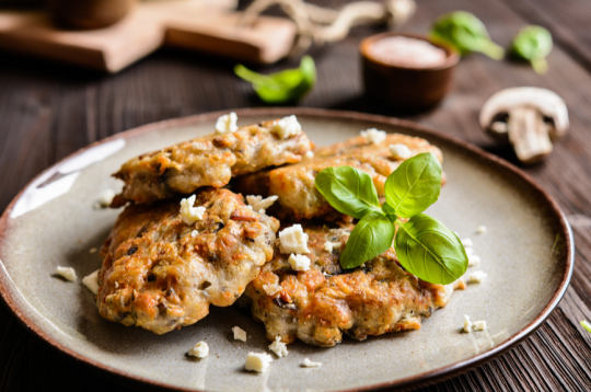 Zirņu miltu pankūkas ar sēņu pildījumu.