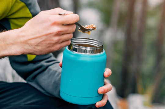 Lai saprastu, cik ietilpīgu termosu pirkt, jānovērtē ierastās pusdienu porcijas lielums (parasti 500–700 ml).