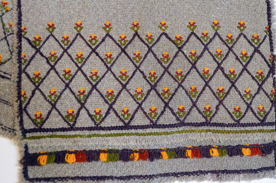 Šalle izšūta no veikalā pirkta auduma dēlam ap 1955. gadu (TNMM 26572).