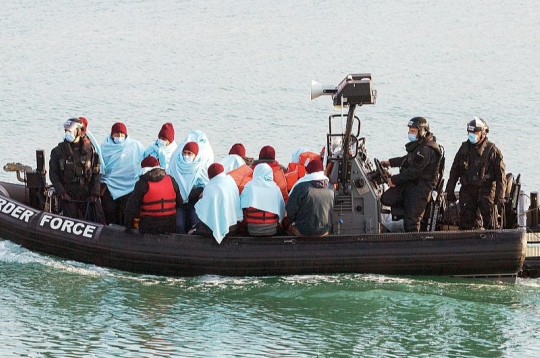 2025. gadā Lielbritānijā no Francijas gumijas laivās ir ieradušies 41 472 migranti, kas ir otrs lielākais skaits vēsturē. Pirmajā vietā ir 2022. gads, kad ieradās 45 774 migranti.