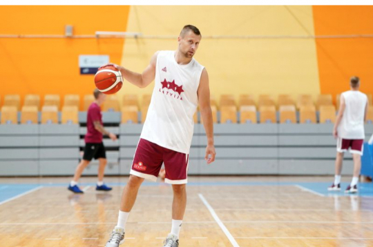 Mārtiņam Laksam tikai vienā no 16 sezonām profesionāļa karjerā tālmetienu precizitāte bijusi zem 40 procentiem, vēl vienā bija tuvu tam (39,2). Polijā viņa dotības novērtē, šī būs jau piektā sezona šajā valstī divos piegājienos.