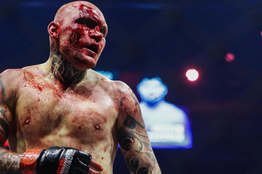 Ričards Bolotņiks darbībā – izskatās trakāk, nekā bija realitātē, un brūces dēļ cīņu nevajadzēja apturēt.