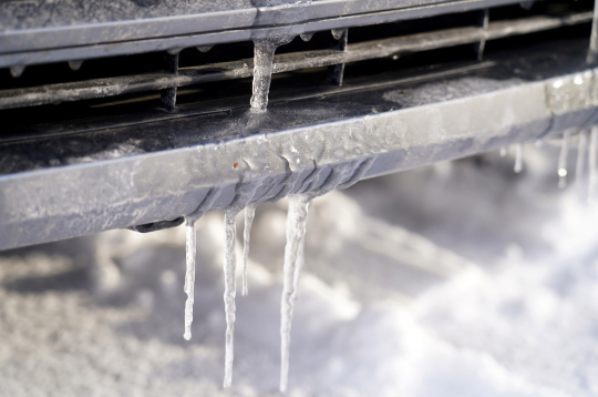 Sals. Lāstekas pie automašīnas.