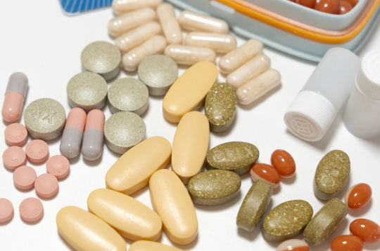 Medikamenti, uztura bagātinātāji.