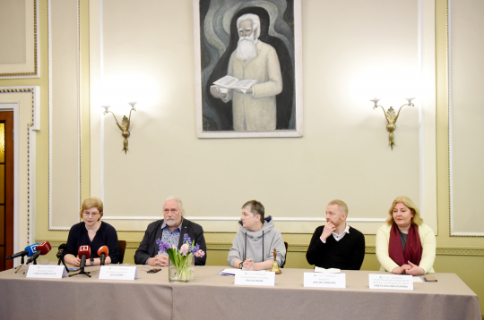 Kultūras žurnāliste Linda Kusiņa-Šulce (no kreisās), žurnālists un publicists Egils Zirnis, literatūrfilosofe un tulkotāja Ieva Kolmane, redaktors Arturs Hansons un Latvijas Okupācijas muzeja vadošā pētniece, sociolingviste Vineta Skujiņa piedalās akcijas "Gada vārds, nevārds un spārnotais teiciens" paziņošanas pasākumā Rīgas Latviešu biedrības namā.