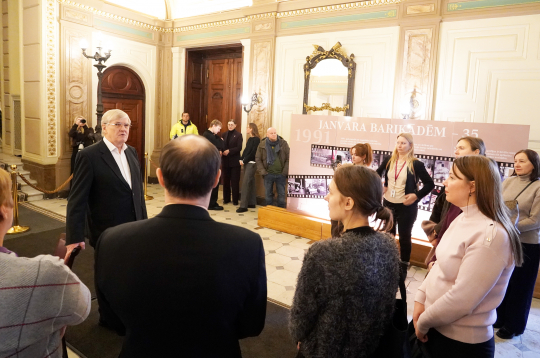 Augstākās padomes Aizsardzības un iekšlietu komisijas priekšsēdētājs Tālavs Jundzis (no kreisās) piedalās barikāžu 35.gadadienai veltītajā pasākumā Saeimas nama Lielajā vestibilā.