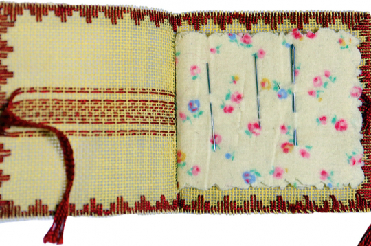 Adatu grāmatiņu meistare izšuva, mācoties Lībagu pamatskolas 5. klasē 1935. gadā pie skolotājas Emīlijas Lejas (TNMM 26534).