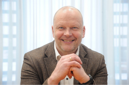 BTA Risku parakstīšanas departamenta direktors Oskars Zvejnieks: "Pēc skaļiem un nepatīkamiem notikumiem, kā vētra, plūdi vai nesenais gāzes sprādziens, sabiedrības izpratne par apdrošināšanas nepieciešamību palielinās, taču tas notiek tikai apmēram uz divām nedēļām. Tādu gadījumu, kad klienti paši izrāda interesi, uzrunā apdrošinātājus un sāk interesēties, kas cik maksā un kāda veida apdrošināšanu par šo naudu var iegūt, ir ļoti maz."