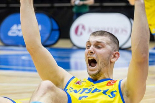 Pieredzējušais "Ventspils" kapteinis Artūrs Ausējs nupat trāpījis trakāko uzvaru nesošo metienu savā ilgajā karjerā. Viņš ir otrajā vietā Latvijas–Igaunijas līgā izpildīto tālmetienu skaita ziņā (vidēji spēlē 9,1), realizējot 36,4 procentus.