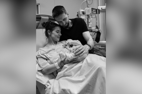 Alīna un Žanis Peineri ar jaundzimušo.