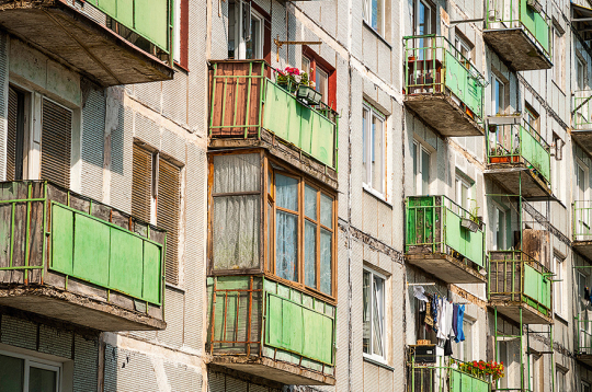 Padomju gados būvētas ēkas balkoni.