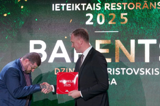 2024. gada 24. oktobrī Ekonomikas ministrs Viktors Valainis (no labās) pasniedza apliecinājumu par iekļaušanu 2025. gada "Michelin" ceļvedī restorāna "Barents" šefpavāram Dzintaram Kristovskim.
