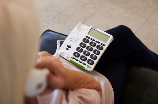 Krāpnieki seniores sazvanījuši viņu mājās pa stacionāro telefonu. Zvanītāji pielietojuši bieži izmantoto shēmu, kurā joprojām iekrīt daudzi cilvēki, proti, krāpnieki stāsta, ka sazvanītās personas meita vai dēls vai kāds cits tuvinieks izraisījis avāriju ar cietušajiem, un, lai izvairītos no kriminālatbildības, esot jāmaksā. Un daudzi vecie cilvēki tam notic...