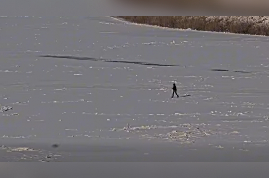 Vīrietis šķērso Daugavu.