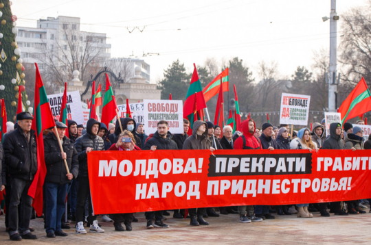 Piedņestras
iedzīvotāji piedalās demonstrācijā ar saukli “Moldova! Izbeidz aplaupīt Piedņestras tautu!”. Moldovas valdība gan cenšas pārliecināt Piedņestras iedzīvotājus, ka Moldovas paspārnē
viņu dzīve būtu daudz labāka. 
                                                