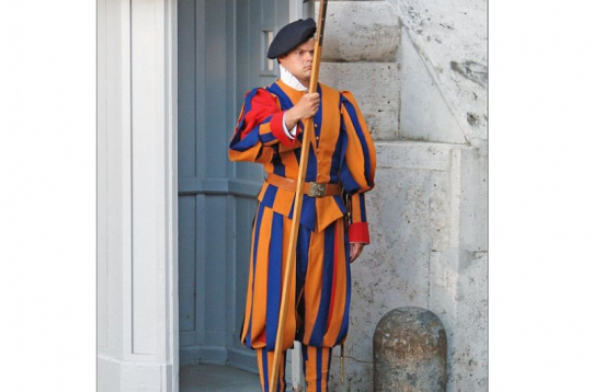 Mūsdienu Šveices gvards postenī Vatikānā.