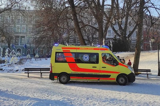 Reģionu slimnīcu pārstāvji rēķina, ka lokālo slimnīcu uzņemšanas nodaļās cilvēki ierodas paši – daudz vairāk par tiem, kurus atved Neatliekamās medicīniskās palīdzības dienesta mediķi.
