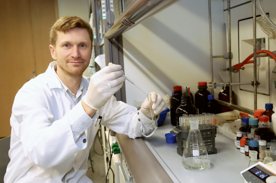 Kristaps Jaudzems ar kolēģiem Latvijas Organiskās sintēzes institūtā veido molekulas, kas ir tādas pašas, kā Alcheimera slimības
skartās molekulas cilvēka organismā.