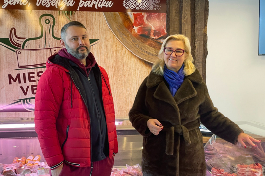 Lielvārdes gaļas veikalā saimnieko Ojārs Savins, kurā daļa produkcijas tiek piegādāta no viņa mammas Brigitas Savinas bioloģiskās zemnieku saimniecības “Kalvāni”. 