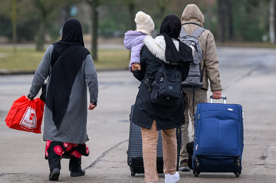 Migrācijas pakts paredz, ka Latvijai kaut kad būs pienākums vai nu uzņemt daļu migrantu no citām Eiropas Savienības valstīm, vai arī maksāt vairāk nekā divus miljonus eiro ik gadu. Taču jau šogad tiešas sekas no šī pakta Latvija, visticamāk, vēl nejutīs. Attēlā: migranti pamet Brandenburgas (Vācija) Centrālās imigrācijas pārvaldes telpas. Migrācijas pakts paredz, ka Latvijai kaut kad būs pienākums vai nu uzņemt daļu migrantu no citām Eiropas Savienības valstīm, vai arī maksāt vairāk nekā divus miljonus eiro ik gadu. Taču jau šogad tiešas sekas no šī pakta Latvija, visticamāk, vēl nejutīs. Attēlā: migranti pamet Brandenburgas (Vācija) Centrālās imigrācijas pārvaldes telpas.