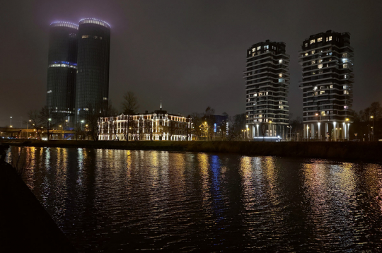 Pilsēta. Nakts. Daugava.