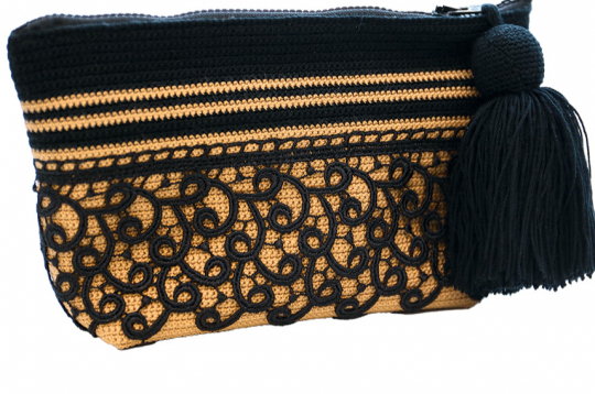 Tamborēts maciņš ar mežģīni.