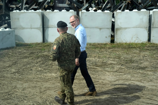 Zemessardzes ceturtās brigādes komandieris pulkvežleitnants Andris Rieksts (no kreisās) un aizsardzības ministrs Andris Sprūds pie Kārsavas dzelzceļa stacijas, kur izveidots inženiertehniskais parks pretmobilitātes šķēršļu uzkrāšanai.