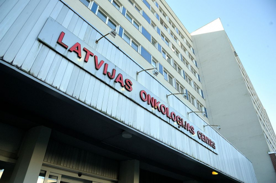 Amatpersonas vērš uzmanību – pateicoties tam, ka palielinās finansējums gan ārstniecībai, gan onkoloģisko pacientu medikamentiem, kā arī uzlabotas diagnostikas iespējas, slimības tiek atklātas agrīnākās stadijās. Tam esot arī loģiskas sekas – veselības aprūpes sistēmā ienāk vairāk pacientu agrīnās slimības stadijās.