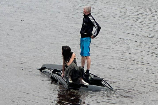 Pagājušā gada 16. jūnijā notikušo neplānoto "izrādi" ar Daugavā iebraukušo auto un tā vadītāja un pasažieres glābšanu vēroja daudzi ogrēnieši. Pagājušā gada 16. jūnijā notikušo neplānoto "izrādi" ar Daugavā iebraukušo auto un tā vadītāja un pasažieres glābšanu vēroja daudzi ogrēnieši.