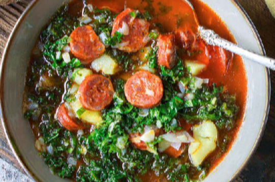 Lapu kāpostu zupa ar pērļu grūbām.