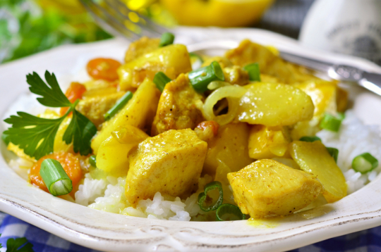 Vistas fileja karija un ābolu mērcē.