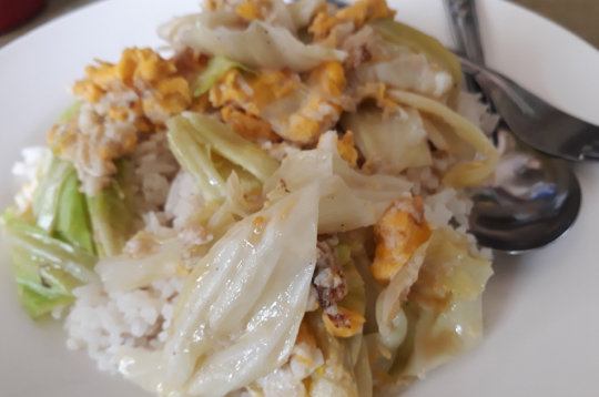 Ķīnas kāposts ar malto gaļu un rīsiem.