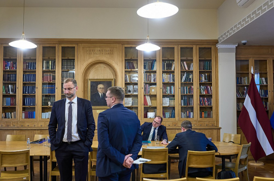 Valdību veidojošo partiju pārstāvji pirms sadarbības sanāksmes, no kreisās – satiksmes ministrs Atis Švinka ("Progresīvie"), otrais no labās - viedās aizsardzības un reģionālās attīstības ministrs Raimonds Čudars ("Jaunā Vienotība").