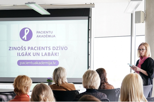 Latvijas Onkologu asociācijas vadītāja Alinta Hegmane tīmekļa vietnes "Pacientu akadēmija" atklāšanas pasākumā 2025. gada aprīlī. Iecerēts, ka vietnē var atrast noderīgu un ārstu recenzētu informāciju par izplatītākajiem vēža veidiem, to diagnostiku, ārstēšanu. Latvijas Onkologu asociācijas vadītāja Alinta Hegmane tīmekļa vietnes "Pacientu akadēmija" atklāšanas pasākumā 2025. gada aprīlī. Iecerēts, ka vietnē var atrast noderīgu un ārstu recenzētu informāciju par izplatītākajiem vēža veidiem, to diagnostiku, ārstēšanu.