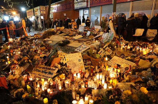 Stihiskais memoriāls Aleksa Preti nošaušanas vietā Mineapolē. ASV Demokrātu partija pieprasa, lai imigrācijas dienesta aģentiem turpmāk aizliegtu izmantot "pārmērīgu spēku" un veikt reidus kulta vietās, slimnīcās, skolās.