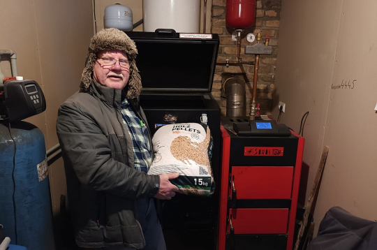 "Neslinkoju, neriskēju un regulāri iztīru pelnus, kas manā gadījumā ir ik pēc desmit dienām. Arī ar granulu pirkšanu jāuzmanās, nekad neņemu lētākās, neeksperimentēju," pieredzē par granulu apkuri dalās Agris Muižzemnieks no Jelgavas novada. "Neslinkoju, neriskēju un regulāri iztīru pelnus, kas manā gadījumā ir ik pēc desmit dienām. Arī ar granulu pirkšanu jāuzmanās, nekad neņemu lētākās, neeksperimentēju," pieredzē par granulu apkuri dalās Agris Muižzemnieks no Jelgavas novada.