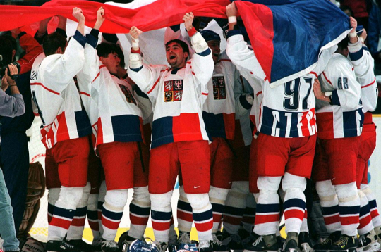 Čehijas hokejisti svin triumfu Nagano olimpiskajās spēlēs. Mājās viņi tika sagaidīti kā varoņi, Vāclava laukumā čempionus sveicot vairākiem desmitiem tūkstošu fanu.